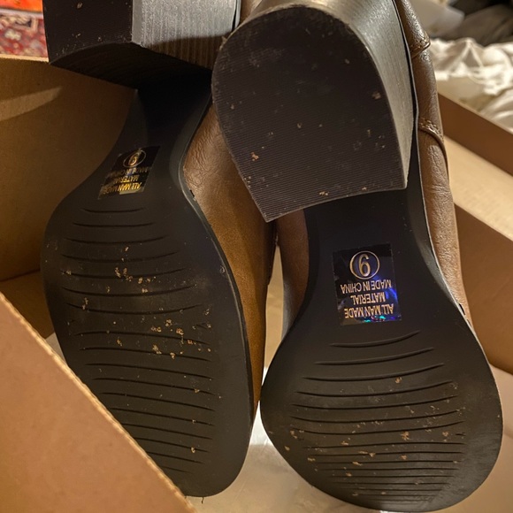 Brown boots with side zipper - Picture 3 of 3